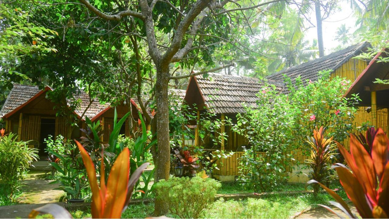 SAVITHRI INN Cottages Varkala Exteriör bild