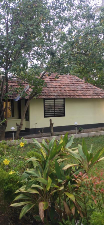 SAVITHRI INN Cottages Varkala Exteriör bild
