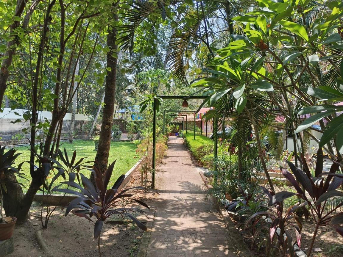 SAVITHRI INN Cottages Varkala Exteriör bild