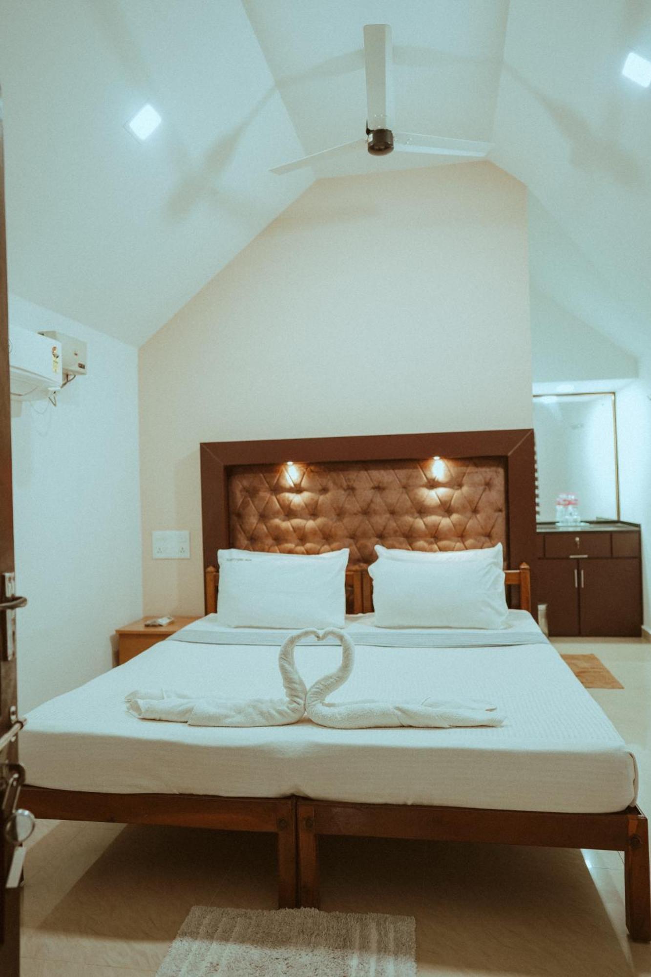 SAVITHRI INN Cottages Varkala Rum bild